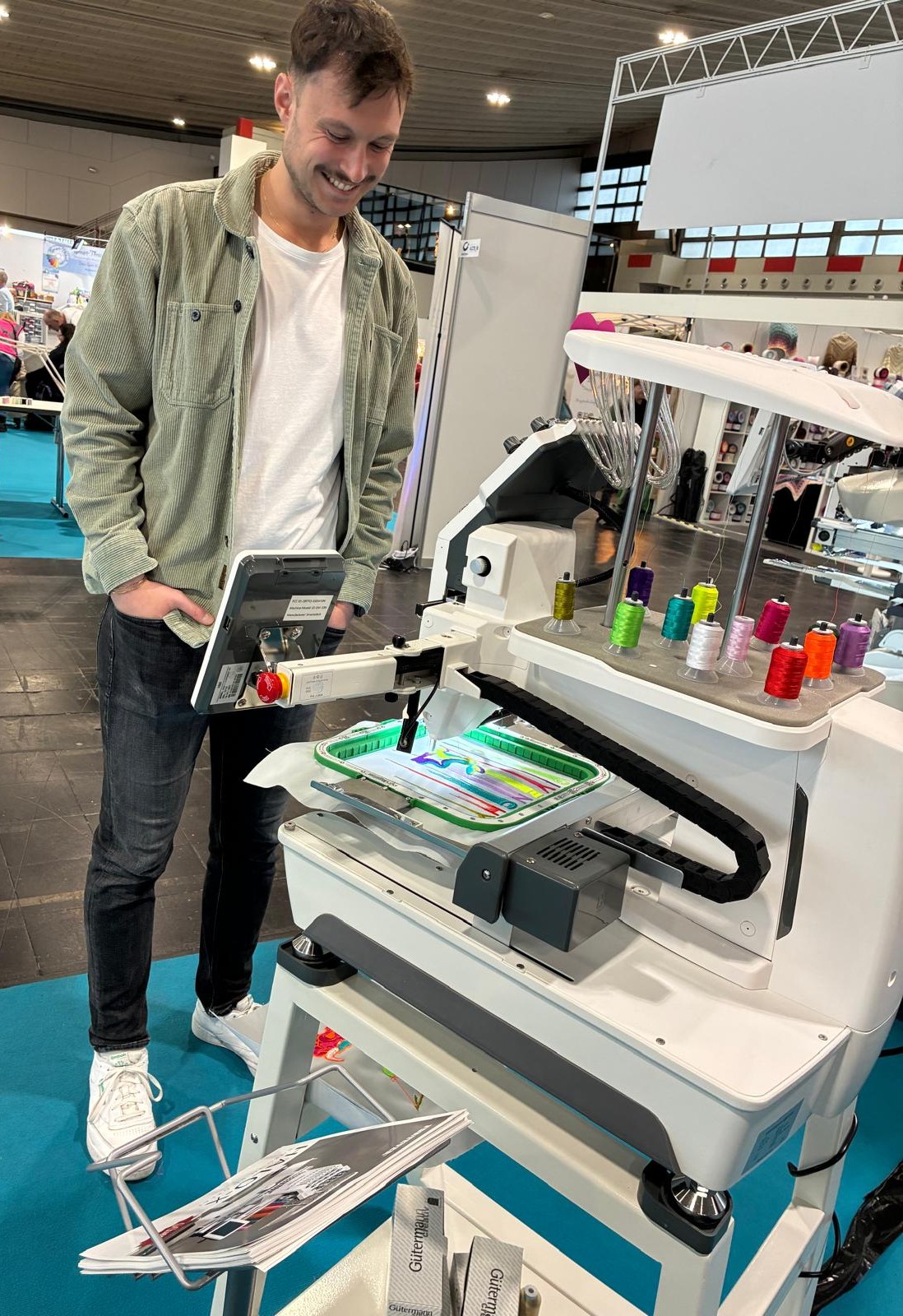 Mehrnadelmaschine, die von Contors mitgebracht wurde