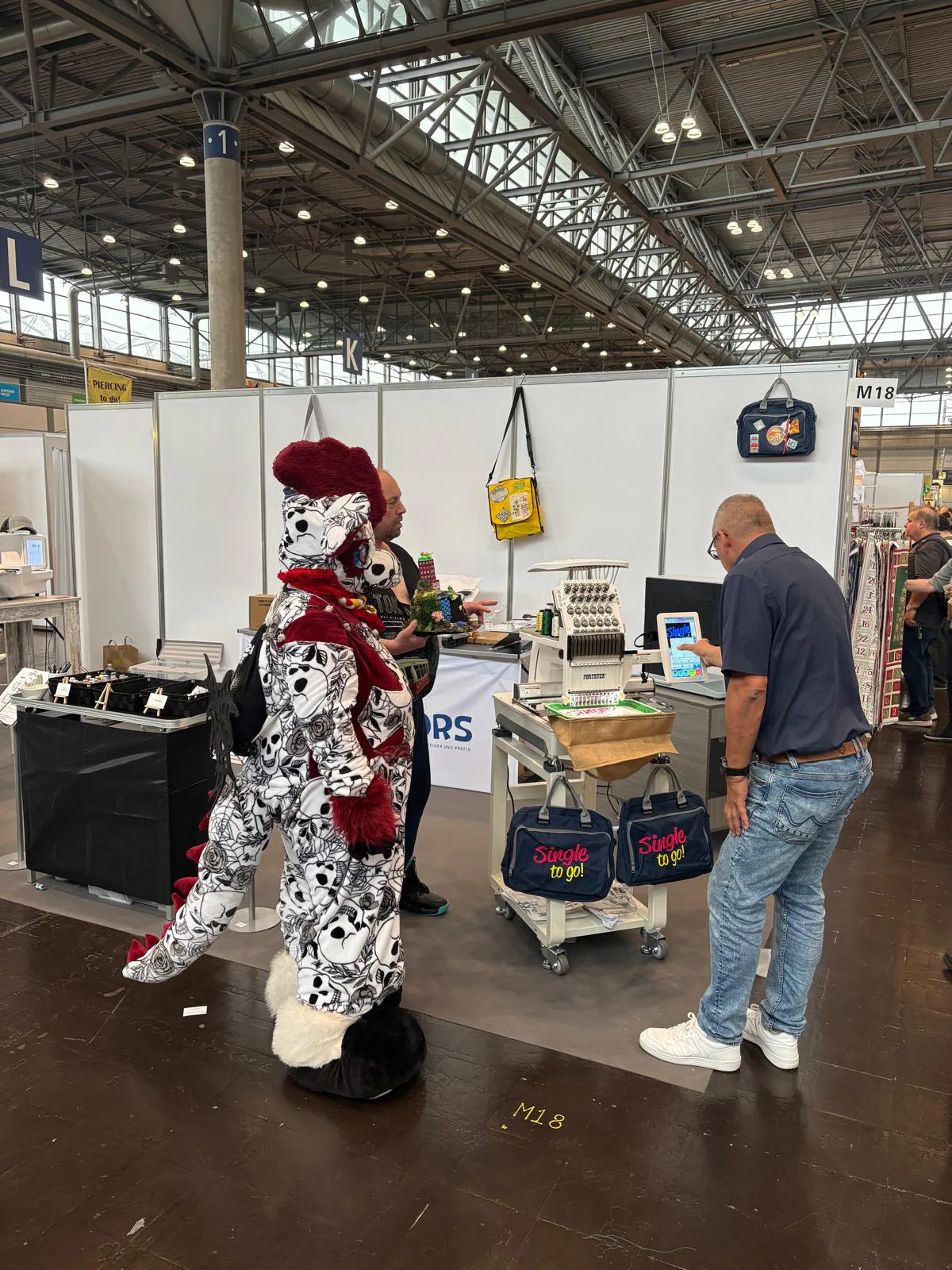Bildplatzhalter für emborado und die Stickmaschinen am Contors-Stand in Leipzig