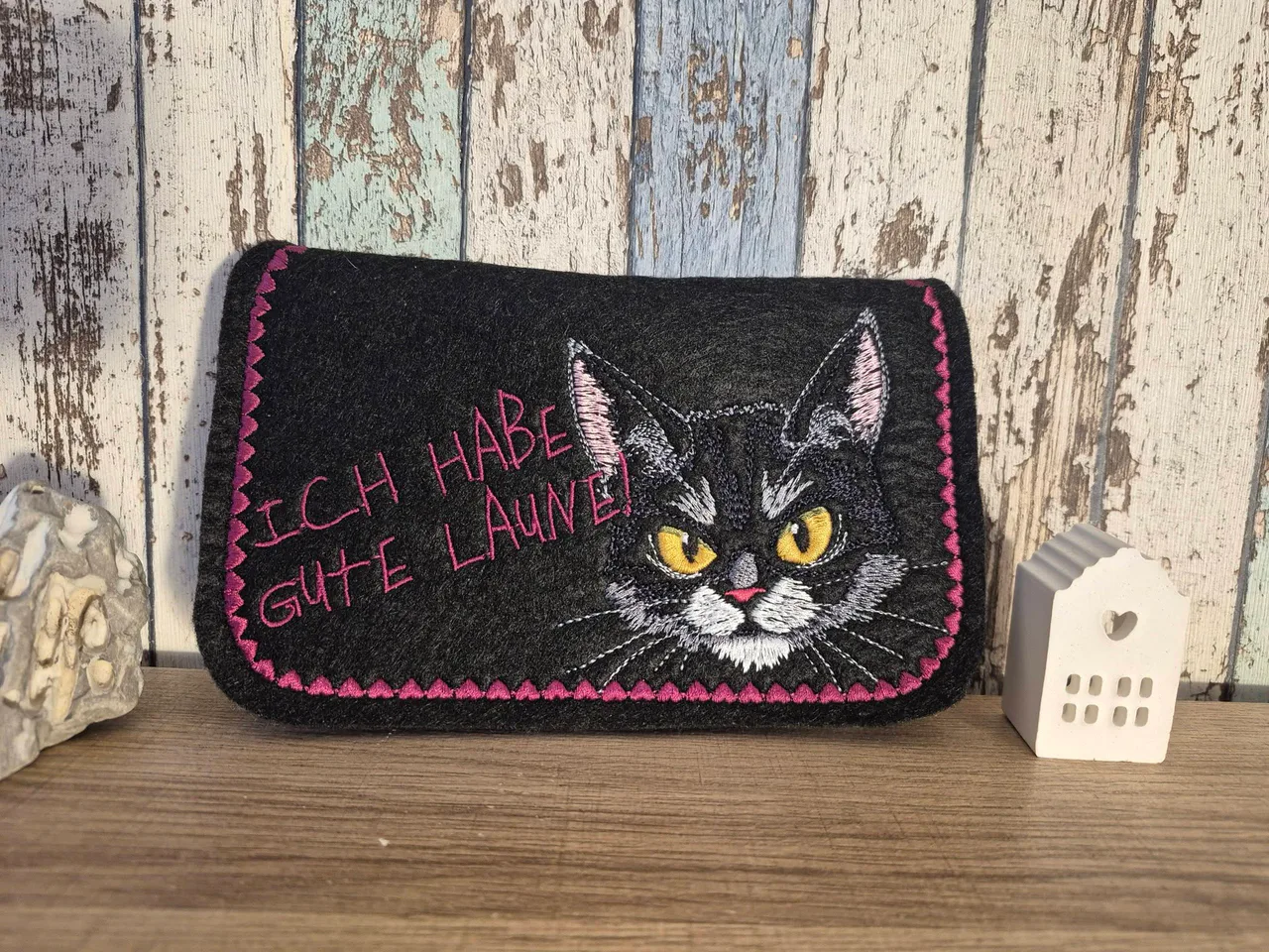 Embroidery File of the Month February 2026: Grumpy Cat Face »Light Effect« by Atelier RoCas