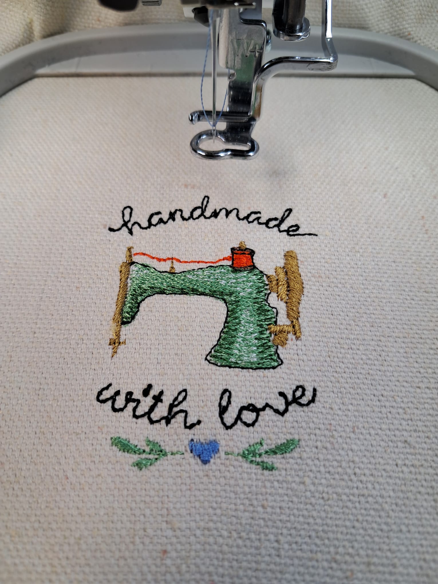 Stickmotiv Handmade with love von Cora Design im Stickrahmen