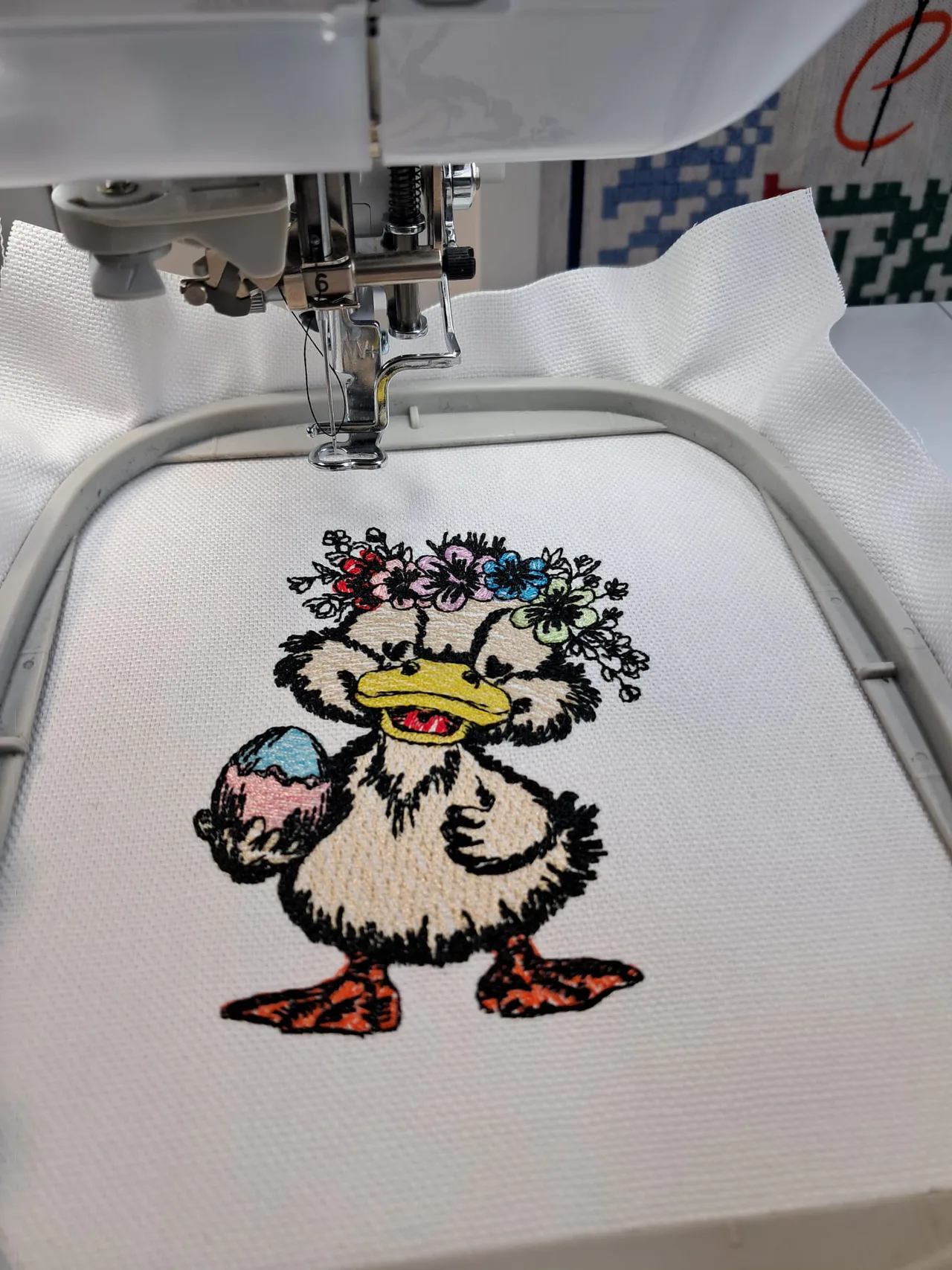 Free Easter embroidery design: Duckling with Easter egg by Smart D’sign