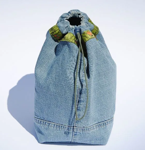 Jeans upcycling: turn old pant legs into handy bags