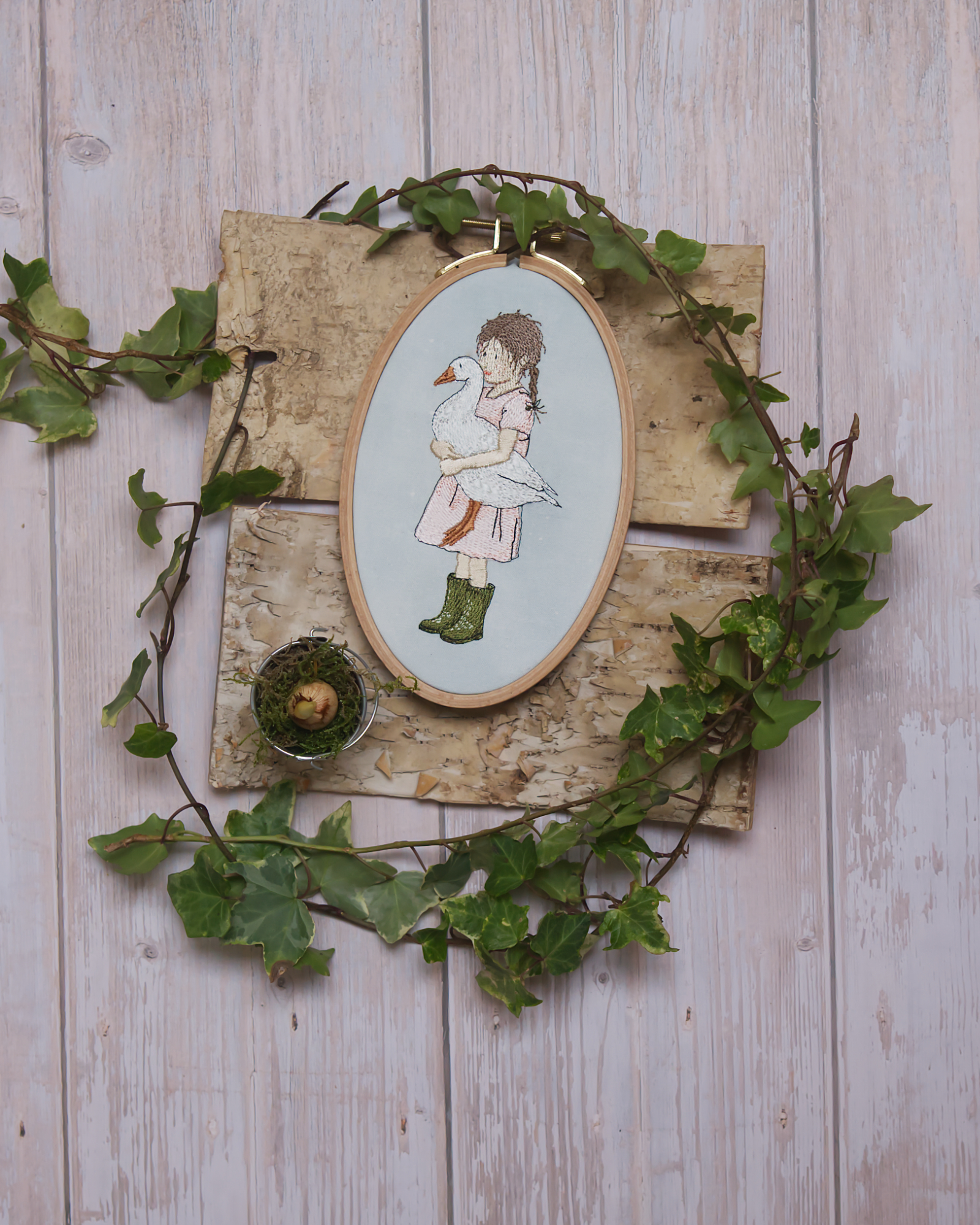 Stickmotiv Mädchen mit Gans von Cora Design