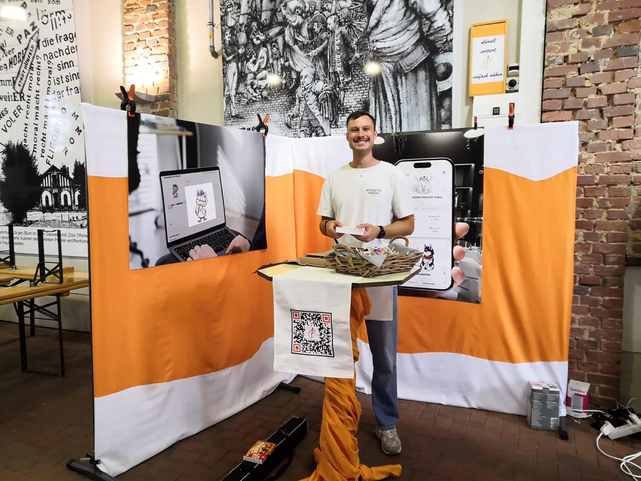 Max Heimsath am orange-weißen emborado-Stand beim Stichtag 5.0 in Hünfeld