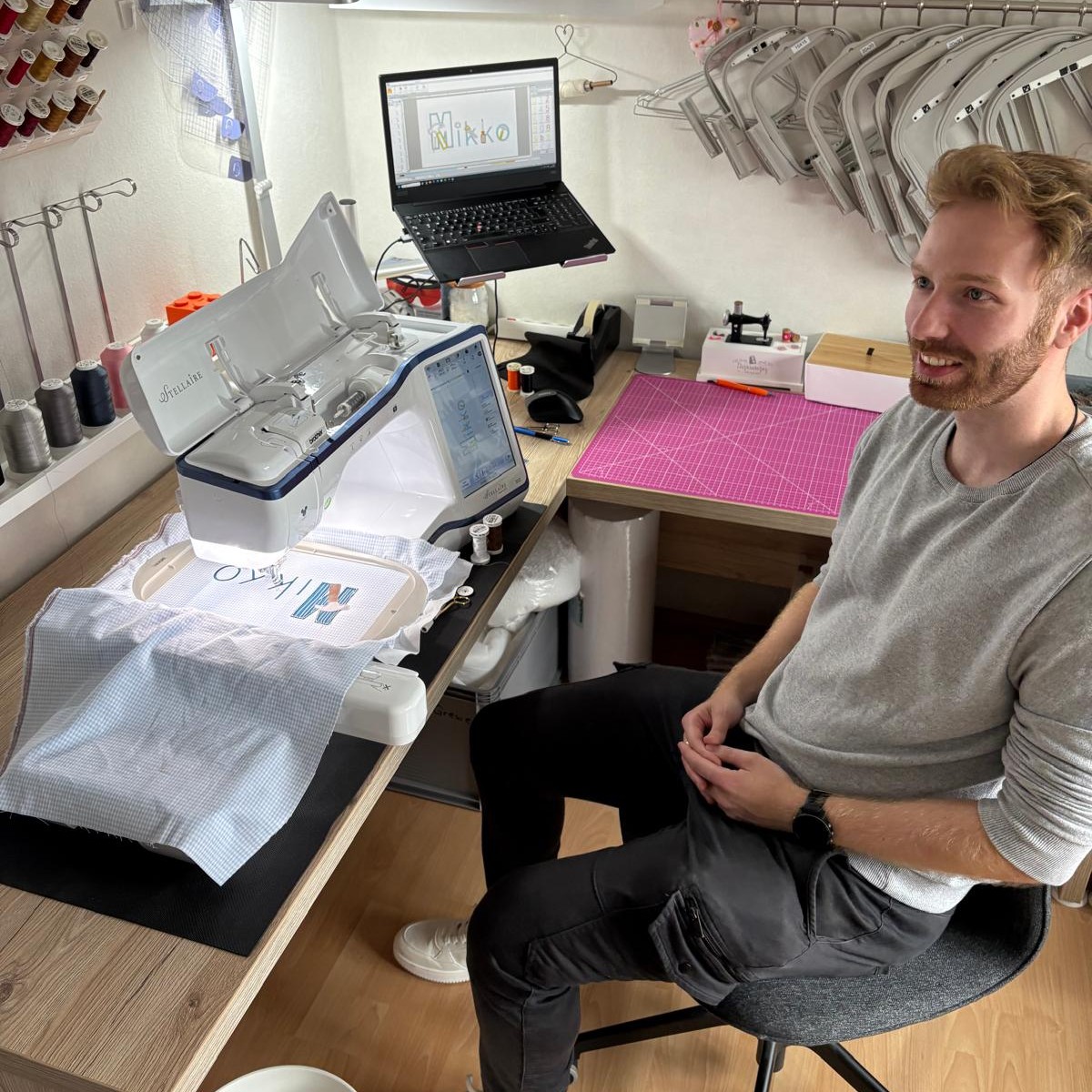 Linus an der Stickmaschine