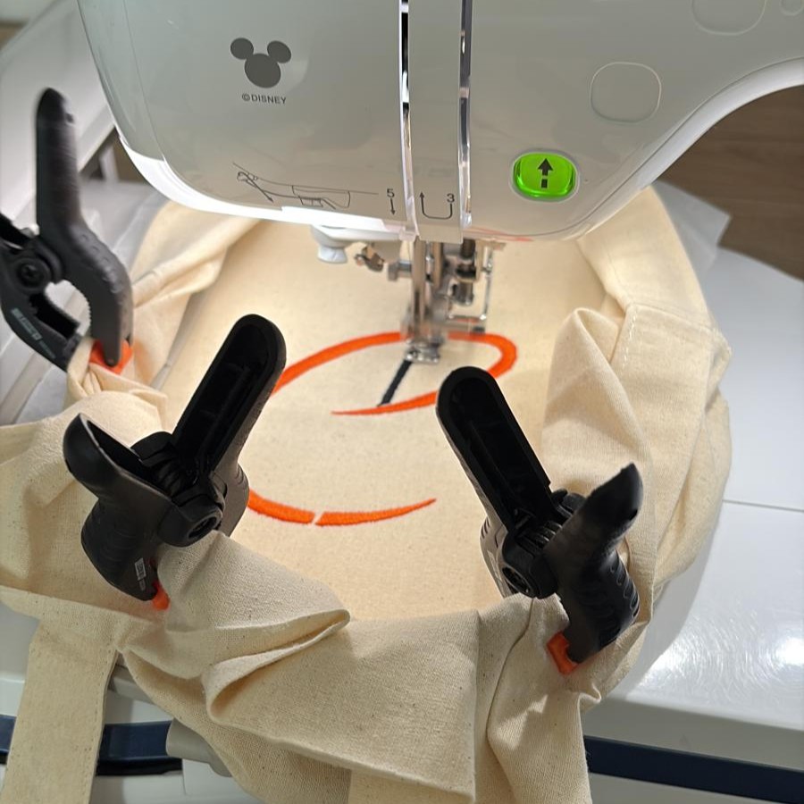 Detailaufnahme Stickmotiv im Rahmen